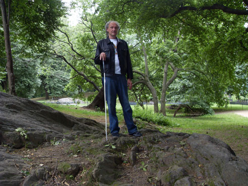Siegfried Saerberg steht in einem Park auf einem Hügel